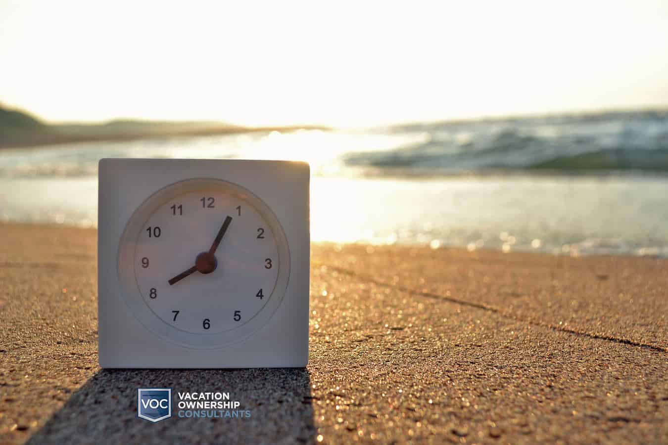1990s-alarm-clock-on-a-vacation-beach-signifying-the-evolution-of-timeshare-ownership-since-the-1980s-across-the-world