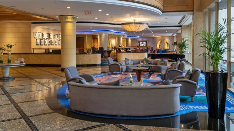 entrance-to-hilton-hotel-resort-with-couches-and-wlecome-desk-where-timeshare-travelers-try-to-check-in-without-prevail