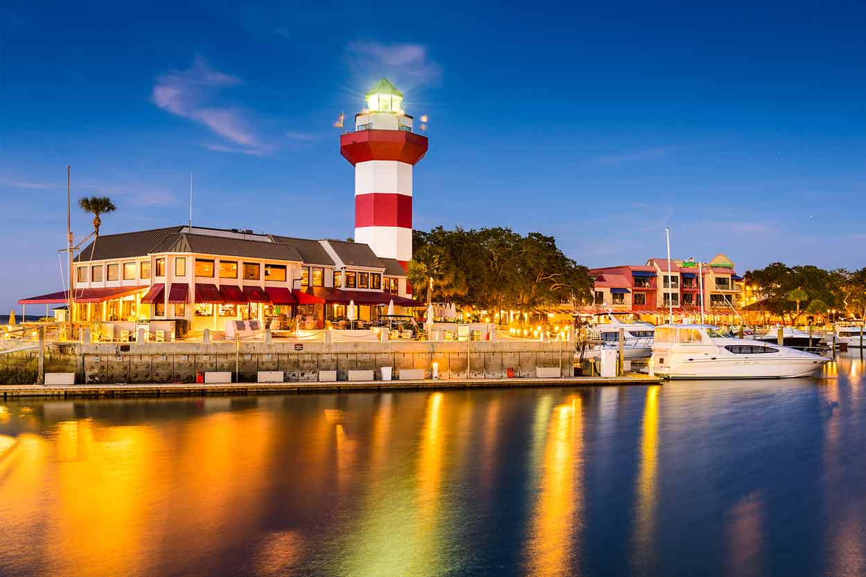 lighthouse-on-harbor-at-beachfront-island-south-of-myrtle-beach-south-carolina-where-many-timeshare-resorts-are-located-amongst-other-tourist-attractions-and-relaxations