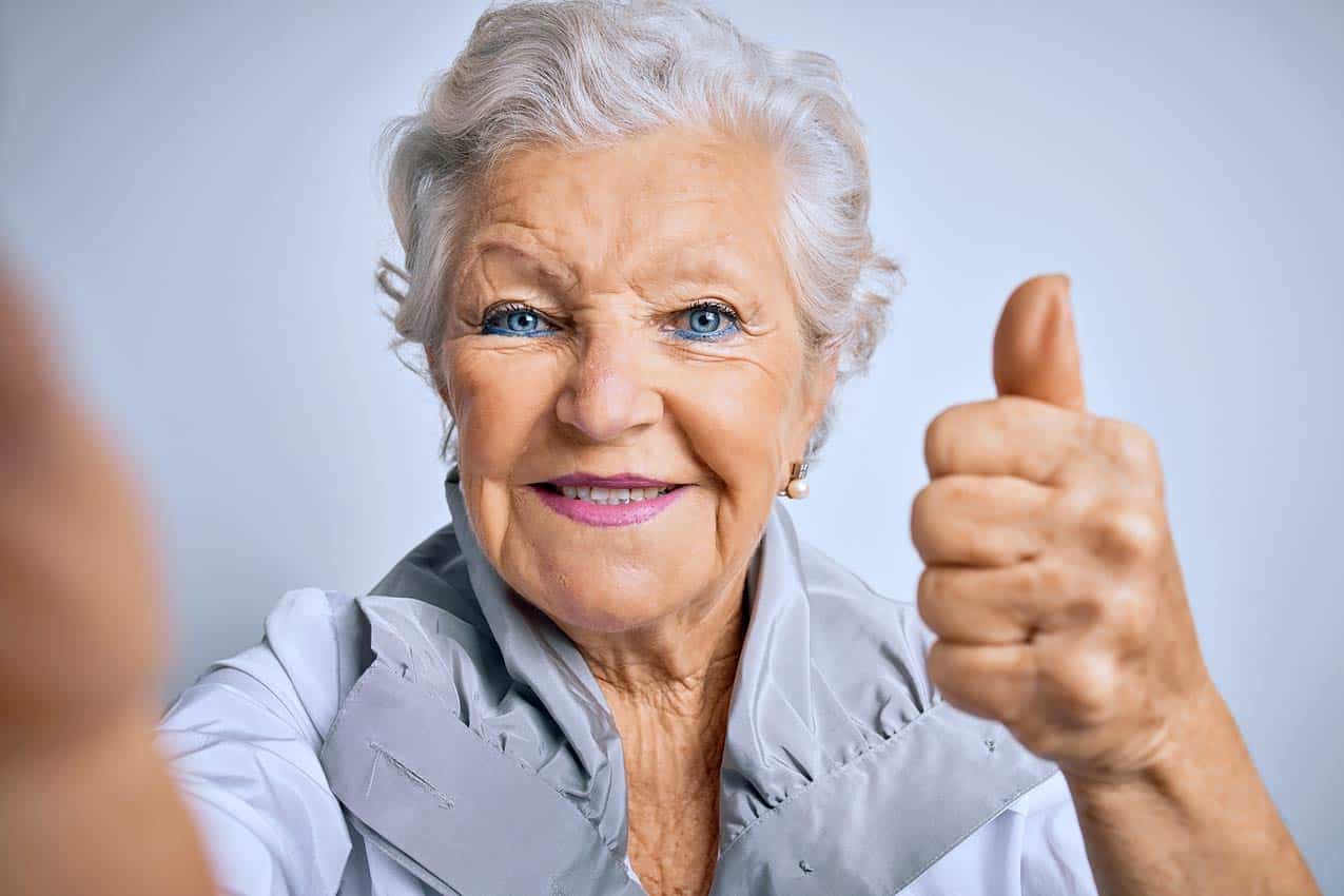 thumbs-up-signal-from-elderly-timeshare-owner-after-listening-to-voc-about-cancellation-period-ending-quickly